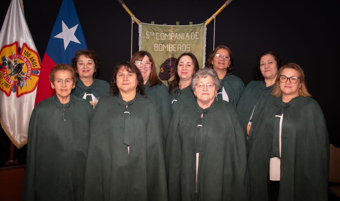 Damas cooperadoras de la Quinta Compañía con su capa verde